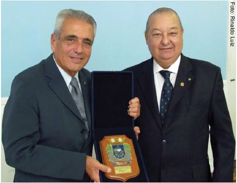 Presidente da SOAMAR-Rio entrega réplica  do símbolo da Instituição ao presidente da ADESG