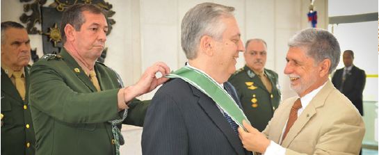 Ministro das Relações Exteriores recebe Medalha da Ordem do Mérito Militar