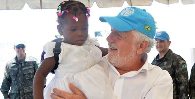 Jaques Wagner conhece ações sociais das Forças Armadas no Haiti