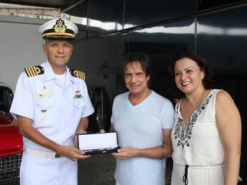 Capitania dos Portos de São Paulo recebe a visita do cantor Roberto Carlos no Porto de Santos